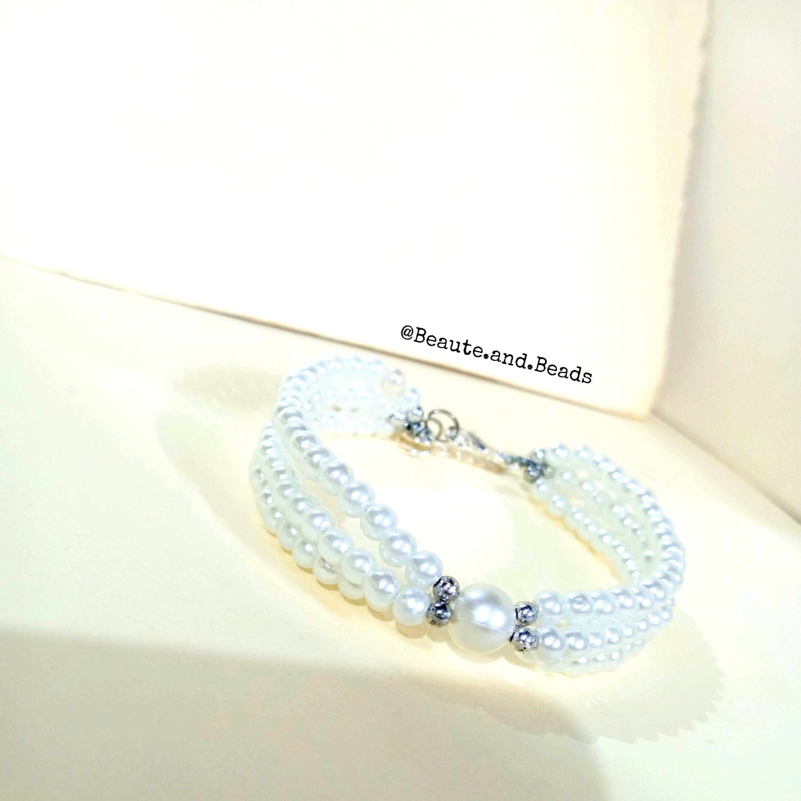 Luxurious White Pearl Bracelet – Handmade Crystal Elegance