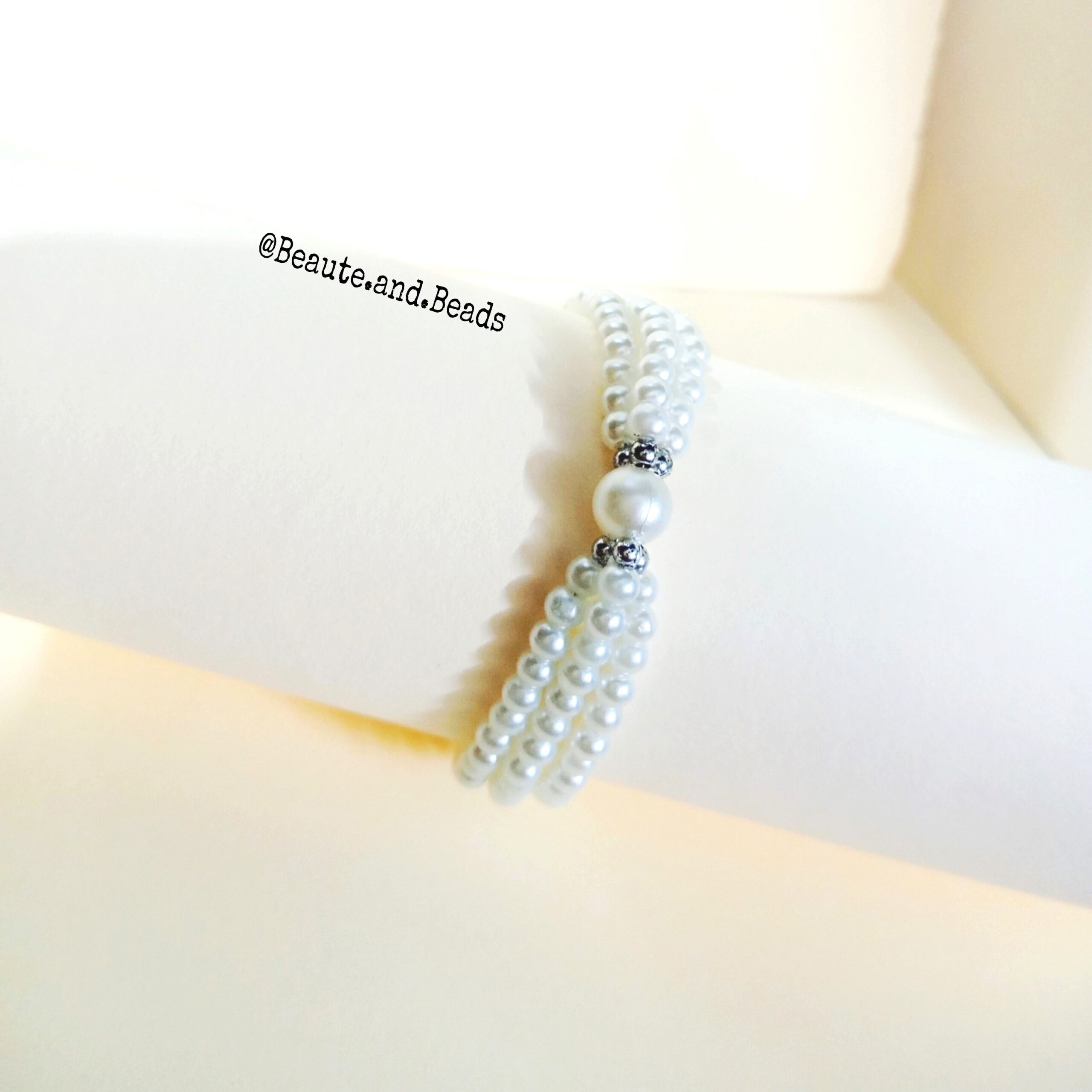 Luxurious White Pearl Bracelet – Handmade Crystal Elegance